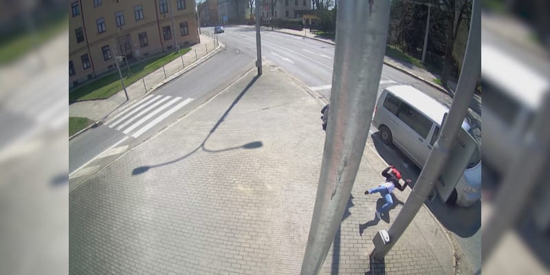 Chodce s kočárkem na přechodu v Jihlavě srazila dodávka.