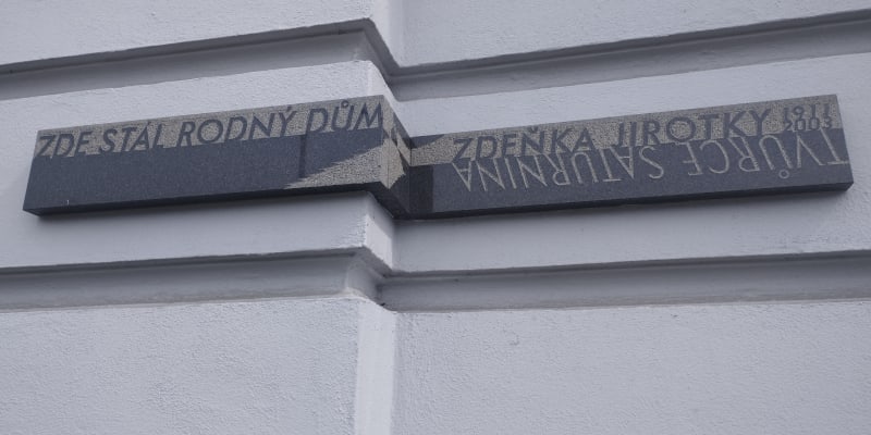 Pamětní deska na Z. Jirotku v Ostravě visí na tomto domě.. Spisovatel se v těchto místech narodil roku 1911, ale rodný dům v Zámostí 18 již nestojí. Nahradil ho činžák na náměstí Jurija Gagarina číslo 279. 