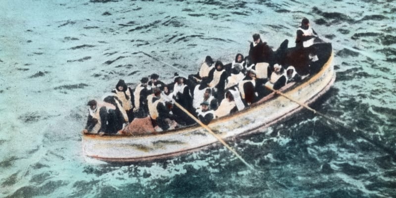 Jeden ze záchranných člunů s cestujícími z Titanicu