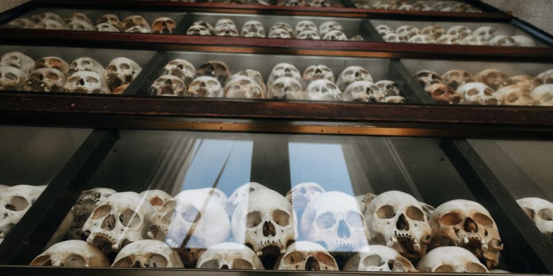 Tisíce lebek z masových hrobů genocidu dodnes přípomínají