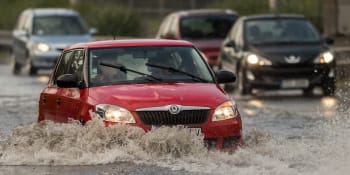 Žene se vydatný a trvalý déšť. Hrozí povodně, v části Česka platí přísnější výstraha