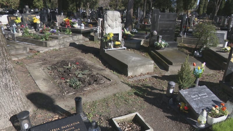 Rodina na Slovensku chystala pohřeb pro svou milovanou matku. Těsně předtím jim ale někdo ukradl hrob jejich prarodičů. 