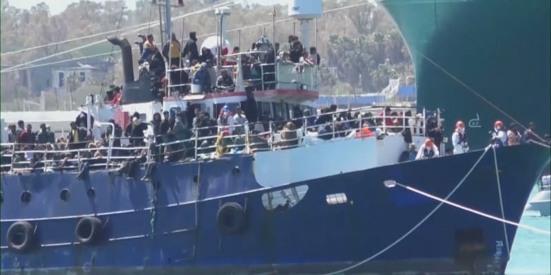 Loď s migranty mířící do Itálie
