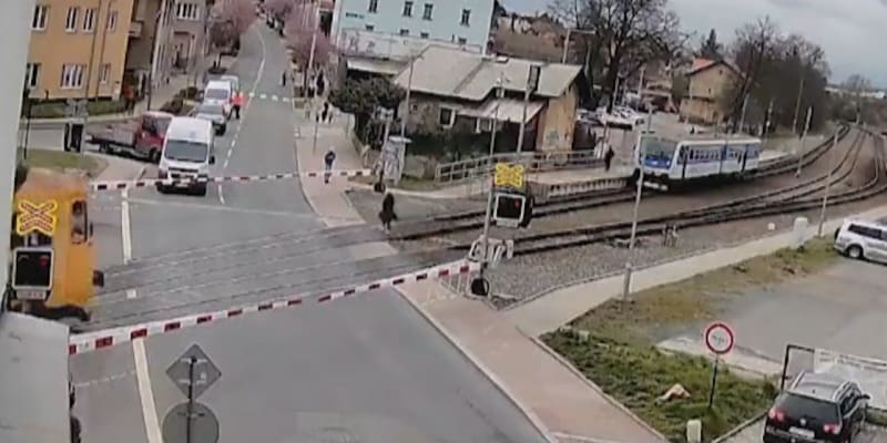  Ženu přebíhající železniční přejezd v Řeporyjích málem smetl přijíždějící vlak