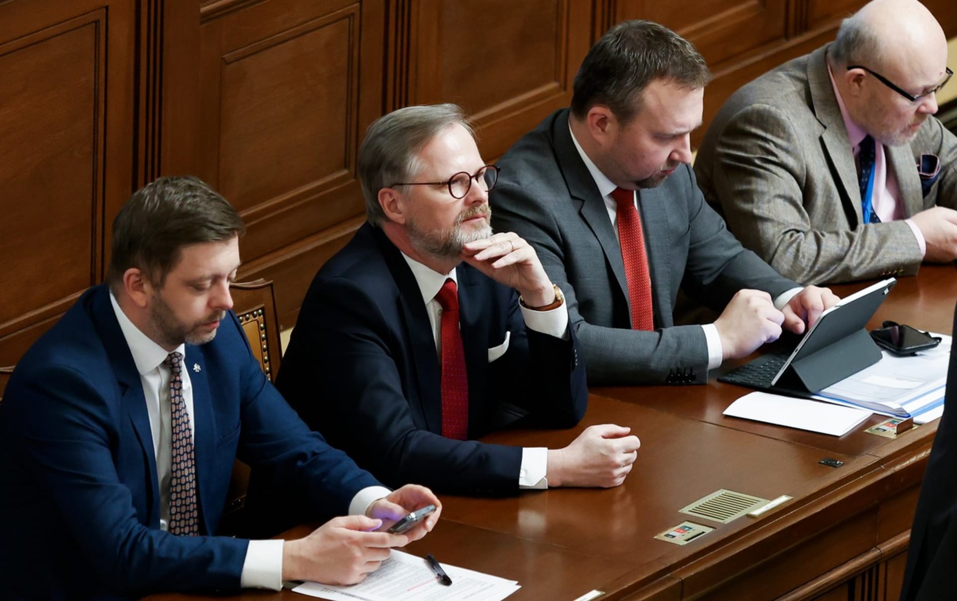 Ministr Rakušan (STAN), premiér Fiala (ODS), ministr Jurečka (KDU-ČSL) a ministr Válek (TOP 09)