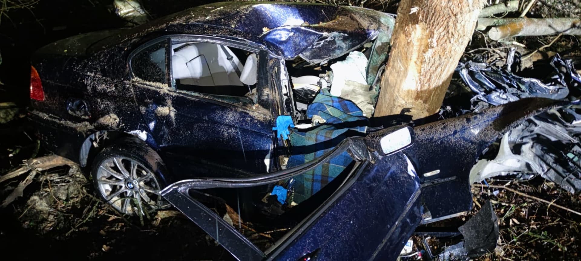 Řidič po nehodě zůstal uvězněný ve vozidle. Hasiči ho z něj museli „vystříhat“.