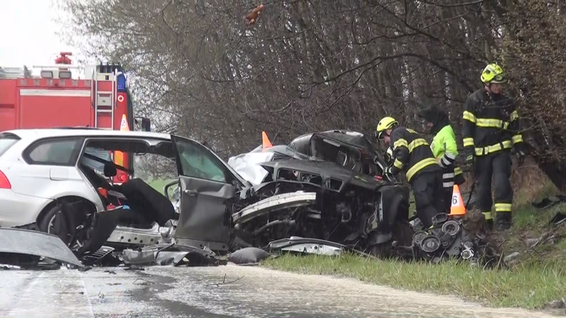 Tragická dopravní nehoda uzavřela hlavní silnici na Svitavsku. U obce Koclířov tam při srážce dvou osobních aut zemřeli tři lidé.