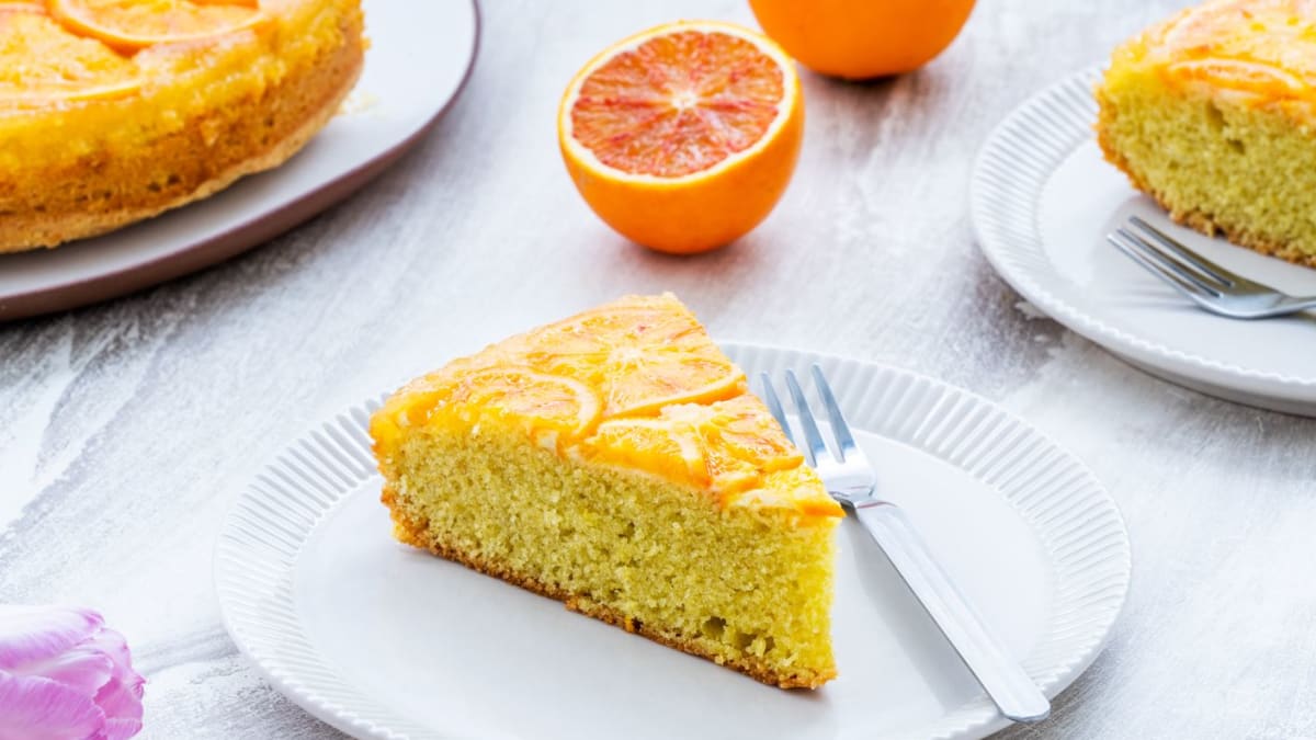 Obrácený pomerančový koláč – šťavnatý moučník se svěží chutí