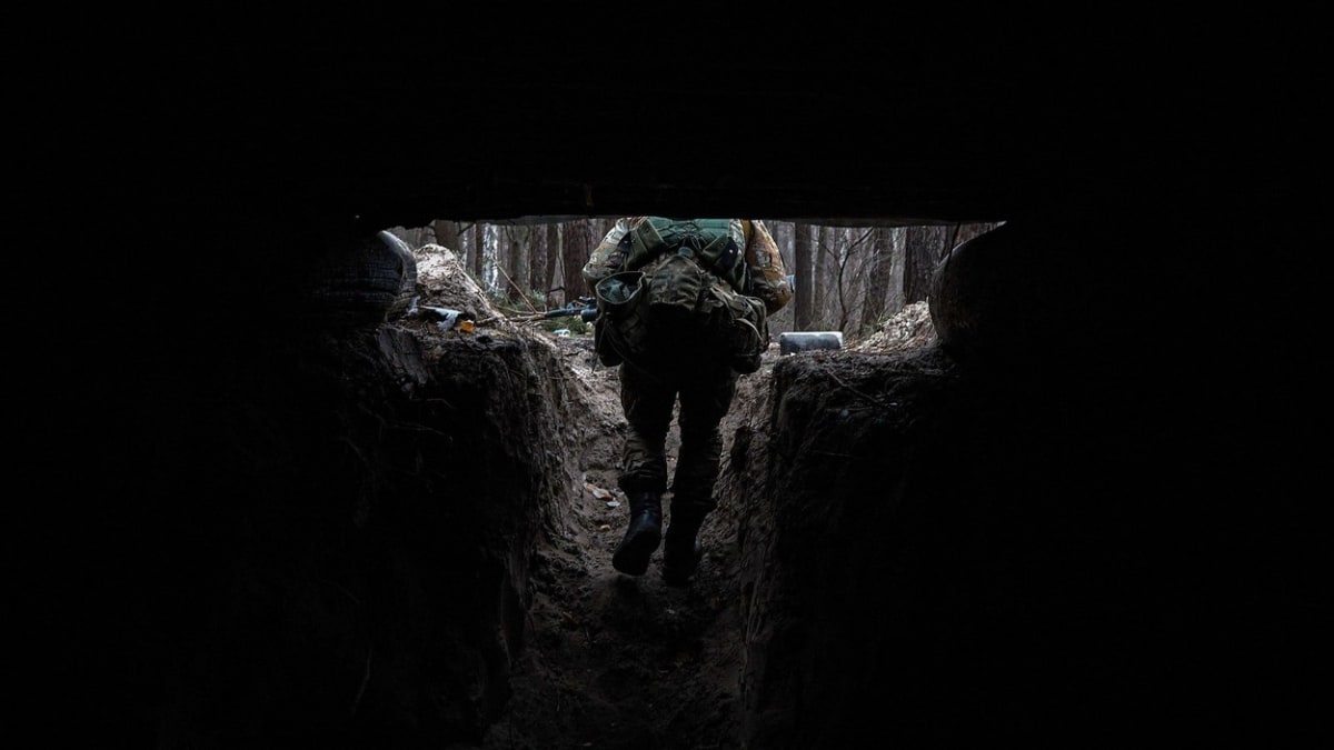Ruský voják se chtěl schovat v zákopech, jenže netušil, že tam dopadl granát. (Ilustrační foto)