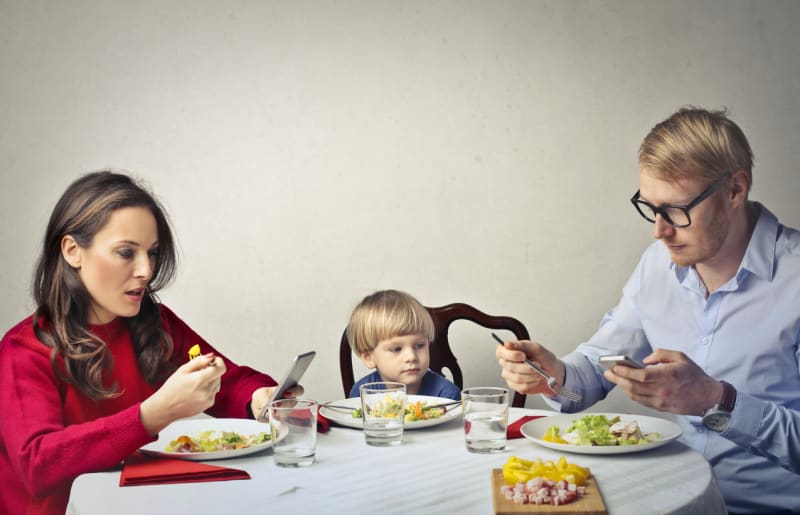 Telefony a práce k rodinnému jídlu nepatří.