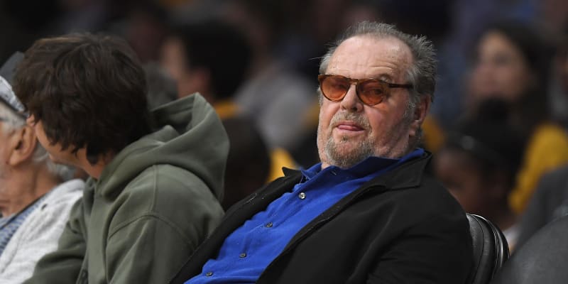 Herec Jack Nicholson sleduje 19. října 2017 v Los Angeles druhý poločas basketbalového zápasu NBA mezi Los Angeles Lakers a Los Angeles Clippers. 