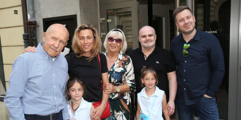 Petr Nárožný s manželkou, dcerou, dvěma vnučkami, synem a jeho partnerem (2020)