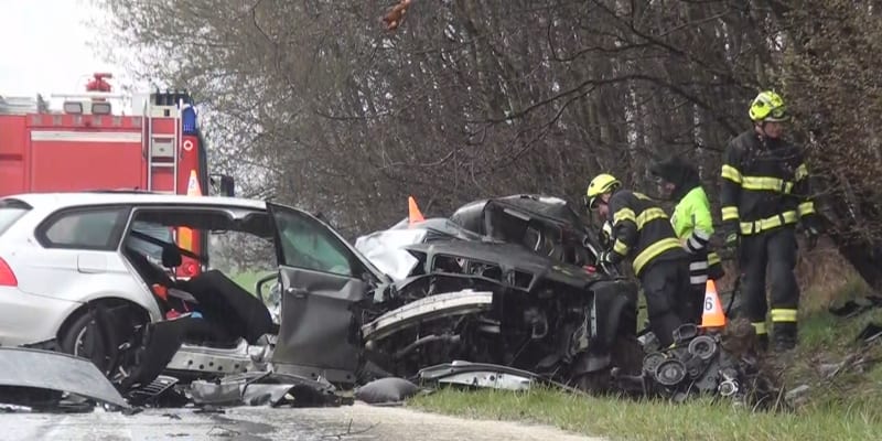 Tragická dopravní nehoda dopoledne uzavřela hlavní silnici na Svitavsku. U obce Koclířov tam při srážce dvou osobních aut zemřeli tři lidé