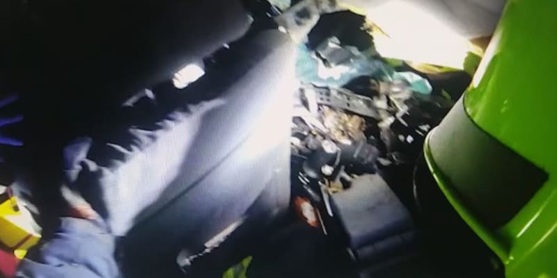 Řidič po nehodě zůstal uvězněný ve vozidle. Hasiči ho z něj museli „vystříhat“.