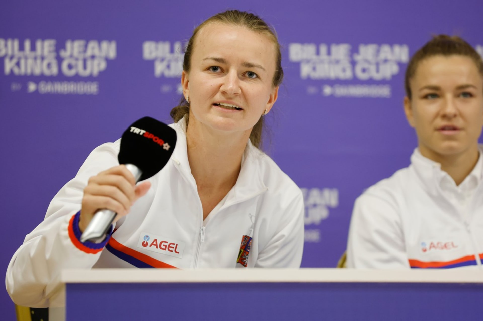 Barbora Krejčíková na tiskové konferenci před kvalifikací v Poháru Billie Jean Kingové (12. 4. 2023)