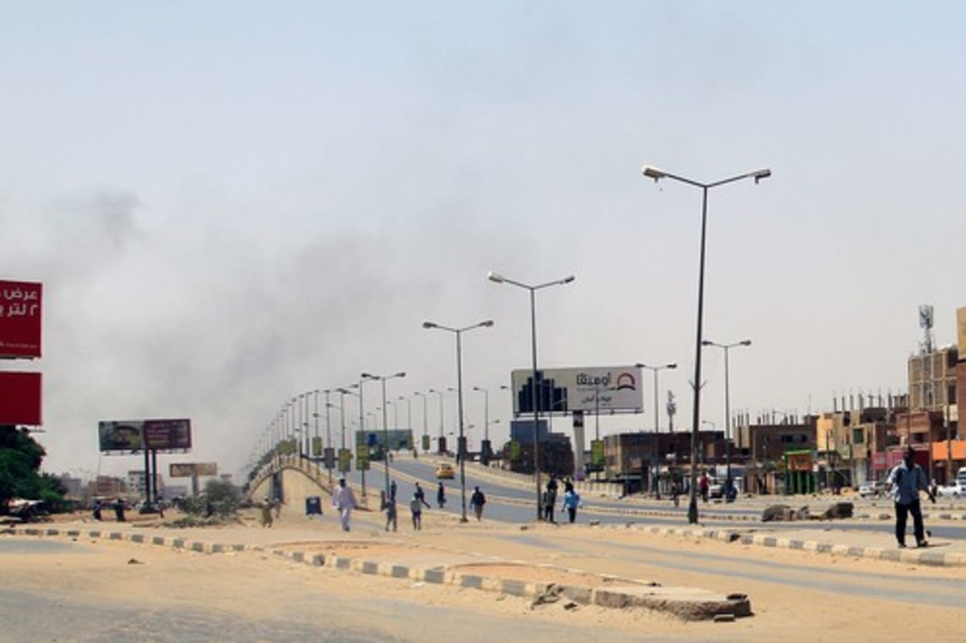 Kouř stoupá nad budovami v Chartúmu uprostřed hlášených střetů ve městě.