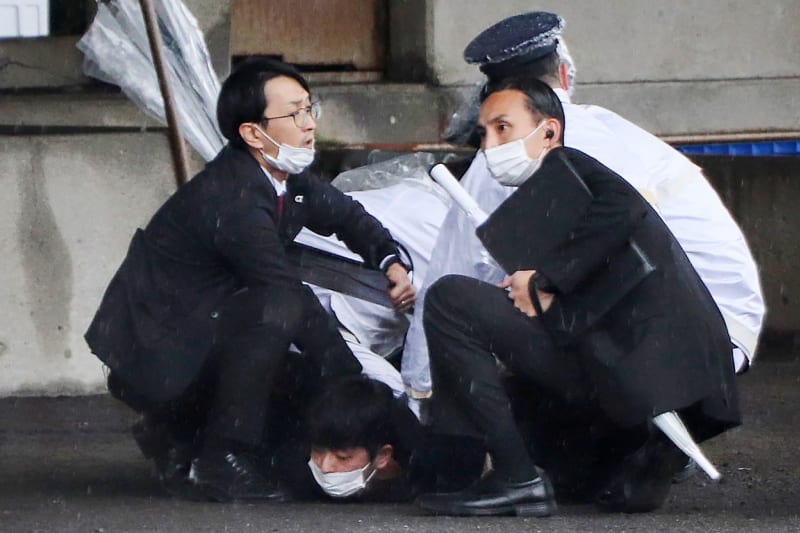 Na japonského premiéra Kišidu během vystoupení zaútočil muž.