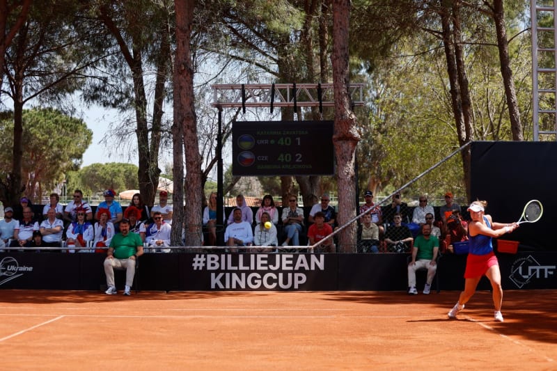 Barbora Krejčíková v průběhu utkání kvalifikace  Poháru Billie Jean Kingové (14. 4. 2023) 