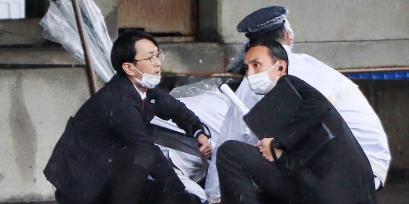 Na japonského premiéra Kišidu během vystoupení zaútočil muž.