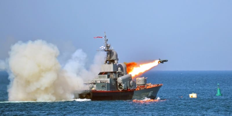 Ruská loď pálí raketu.