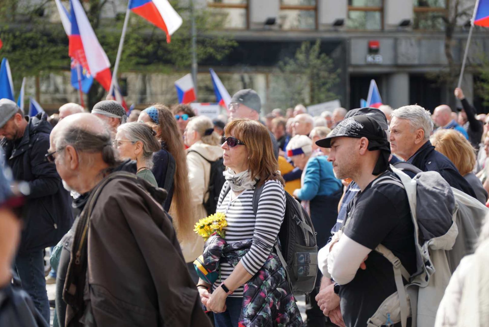 Řada protestujících si přinesla české vlaječky (16. 4. 2023).