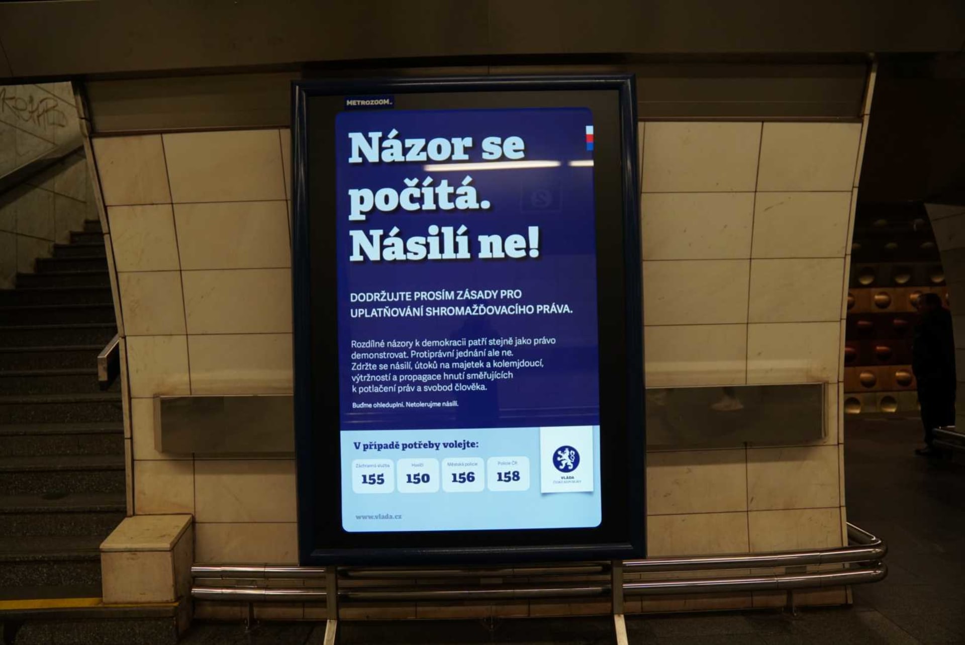 V metru se před demonstrací objevila hesla proti násilí (16. 4. 2023).
