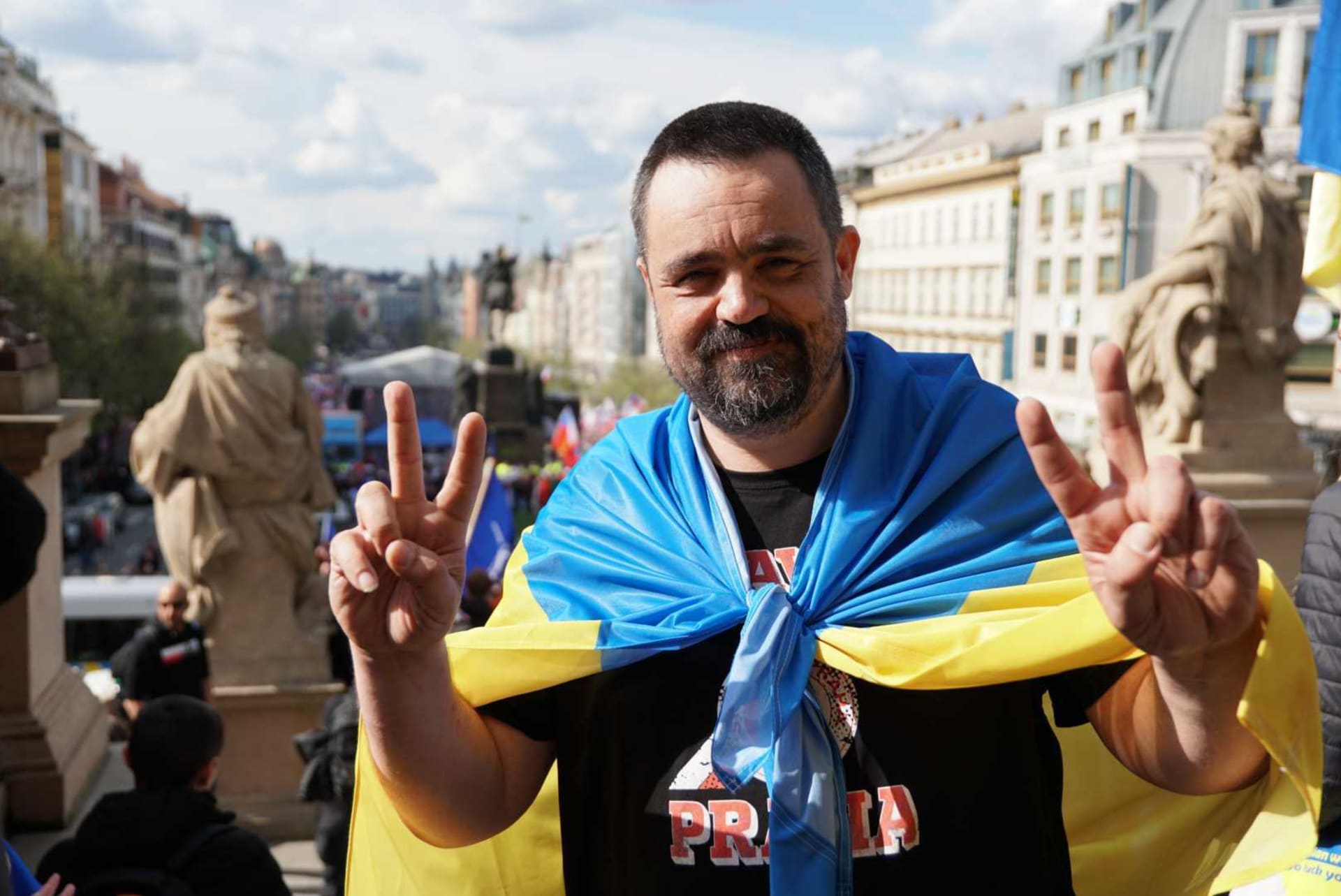 Na podporu Ukrajiny se sešlo pár stovek lidí. Policie uzavřela magistrálu, na místě jsou preventivně těžkooděnci