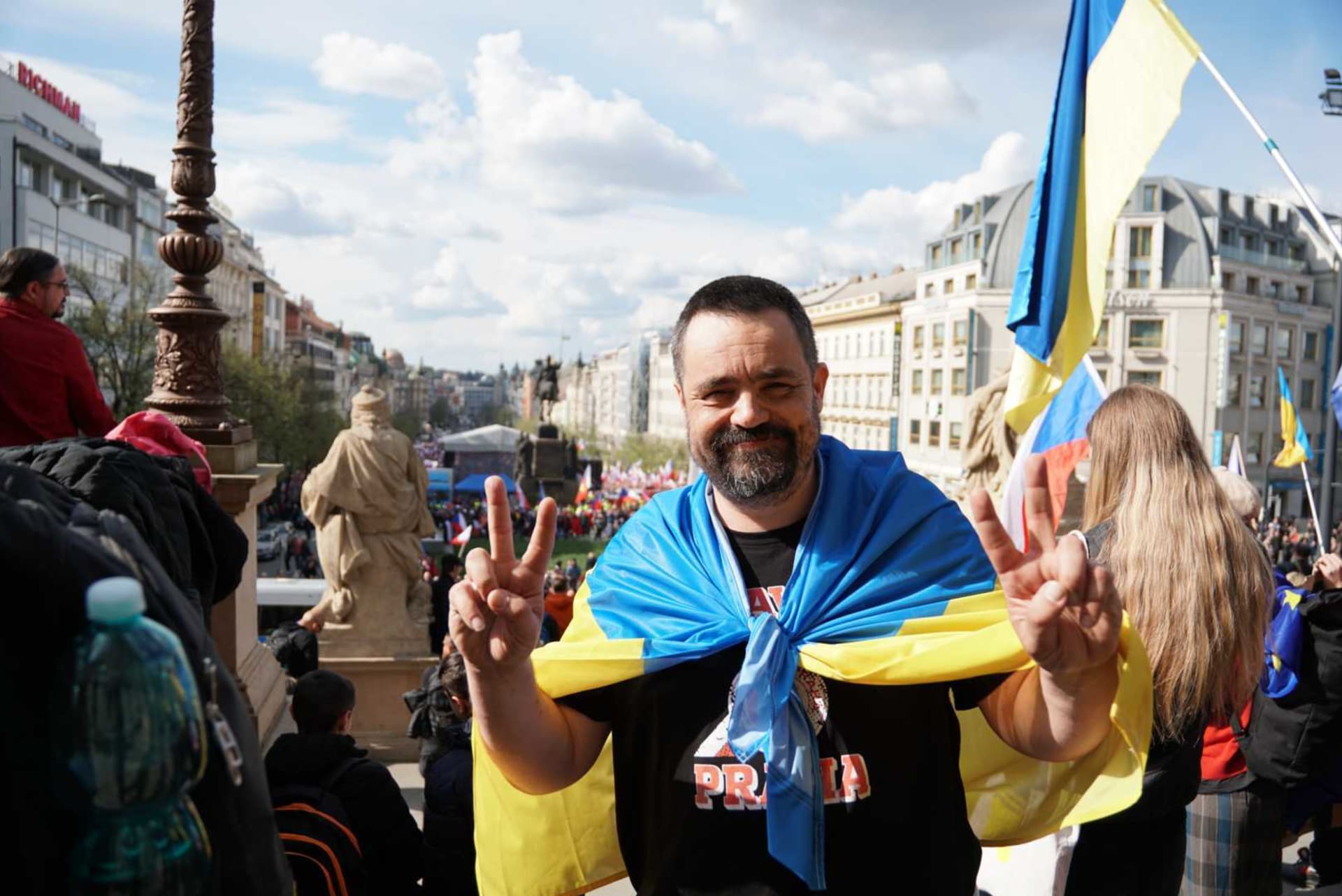Pavel Novotný podporuje Ukrajinu a Izrael. 