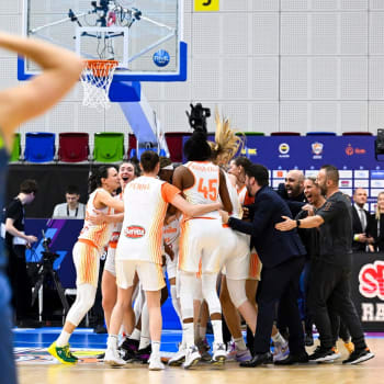 Final Four Evropské ligy basketbalistek, zápas o 3. místo: Schio - USK Praha, 16. dubna 2023, Praha. Hráčky Schio se radují z vítězství.