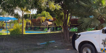 Brutální poprava na koupališti. Zběsilí útočníci postříleli sedm lidí, mezi nimi i malé dítě
