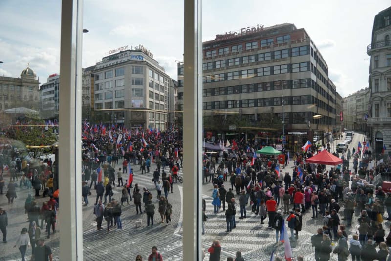 Tisíce lidí demonstrují na Václaváku „proti bídě“.