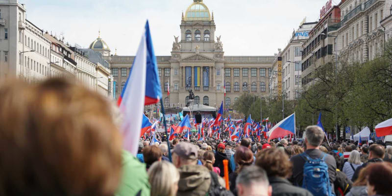 Na demonstraci se shromáždily tisíce lidí (16. 4. 2023).