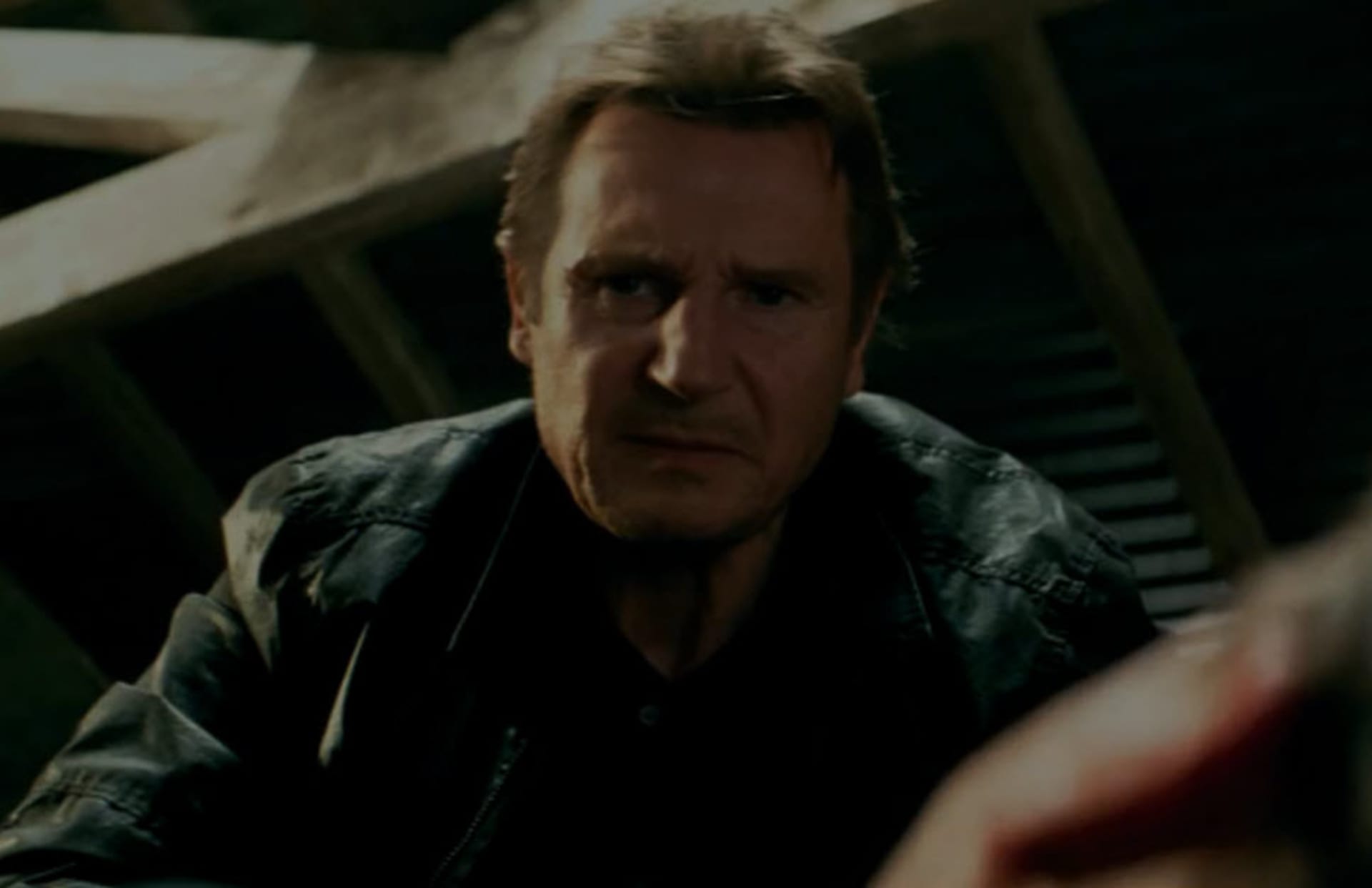 Bývalý člen elitních jednotek Bryan Mills (Liam Neeson) se proti své vůli ocitá znovu v akci.