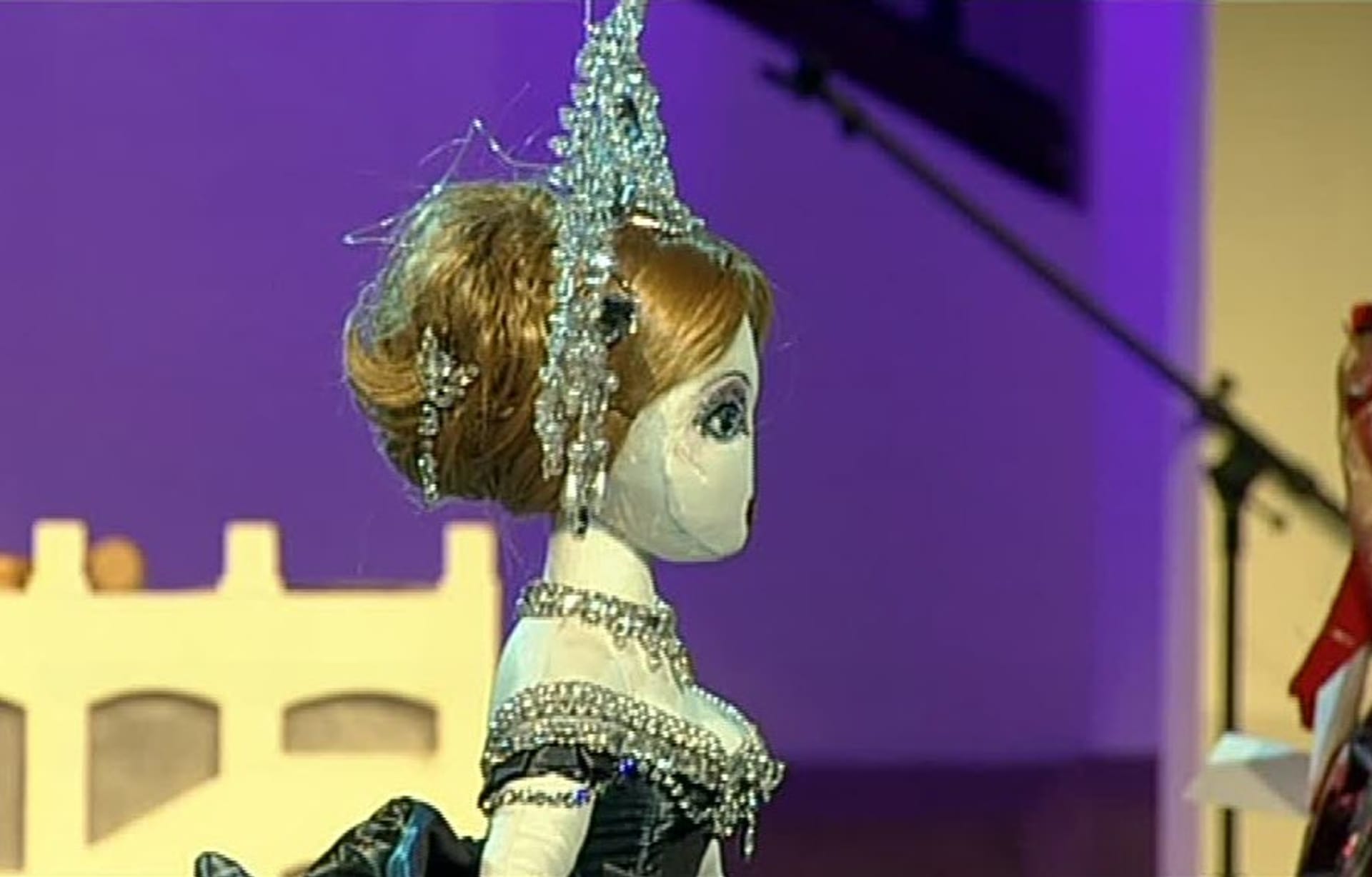 Video VIP zprávy: Tahle panenka se na charitativní dražbě prodala za neuvěřitelných 500 000 korun
