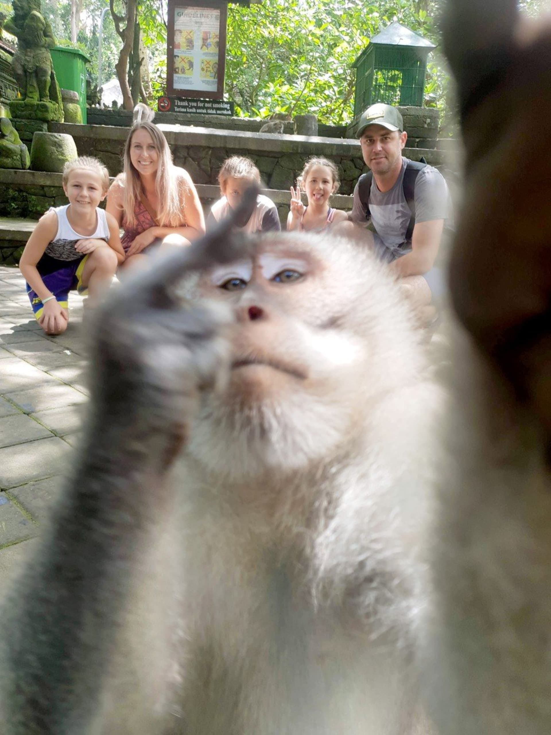 Drzá opice vystrčila na rodinné fotografii prostředníček 1
