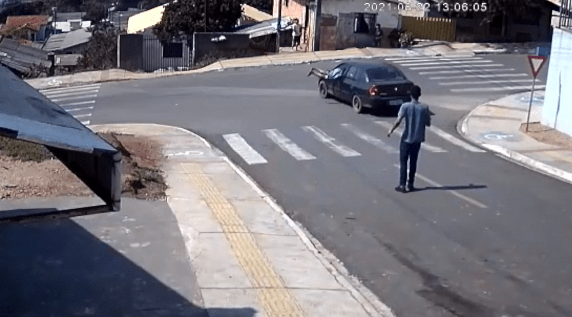 Muž neohroženě skočil do jedoucího auta, aby zabránil nehodě