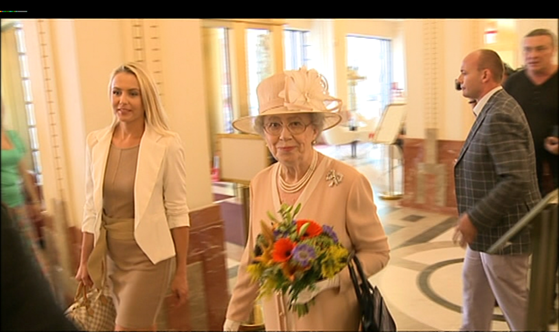 Video VIP zprávy: Dvojnice britské královny Alžběty II. dorazila do Čech