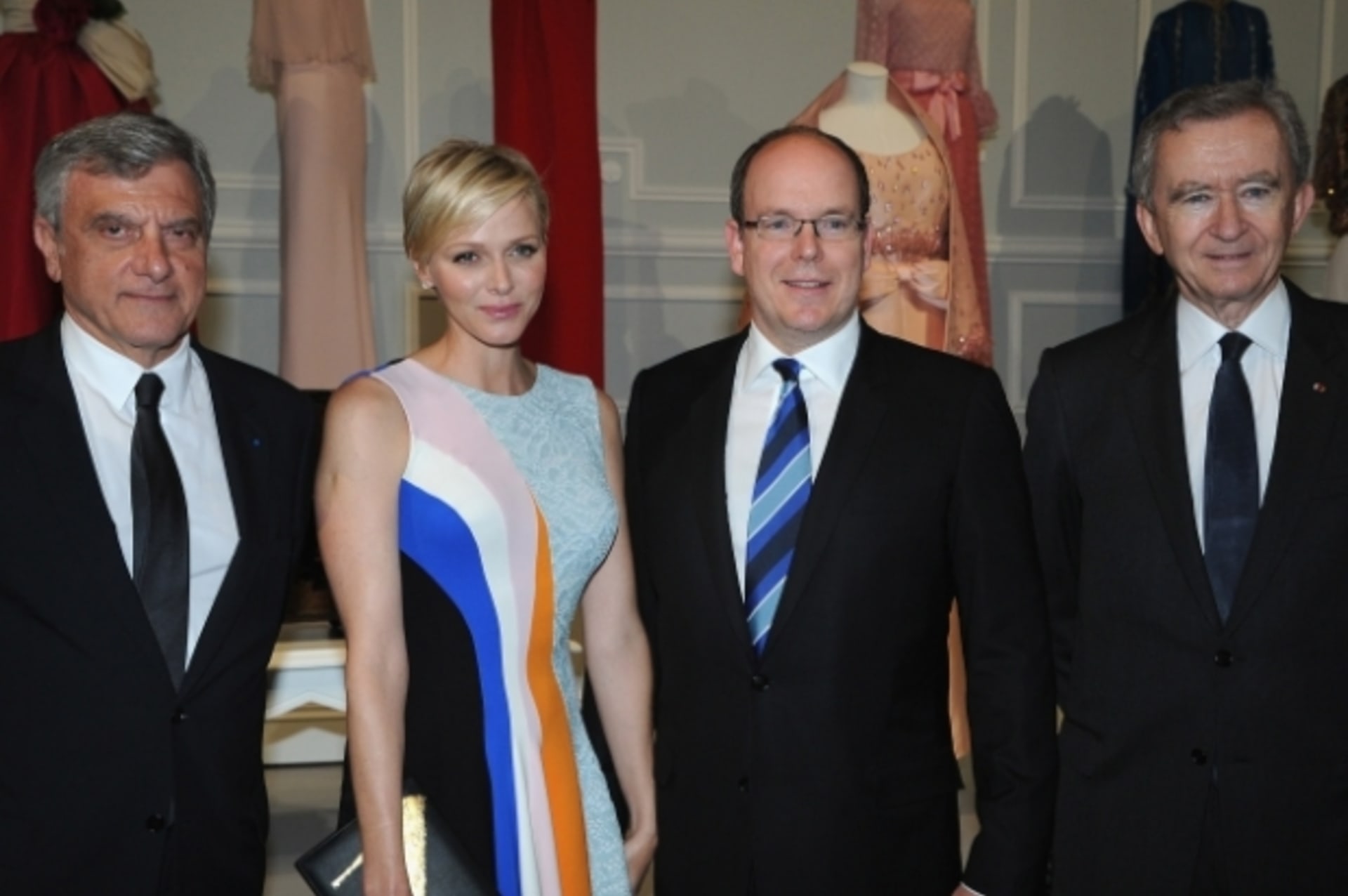 Prezident módního domu Christian Dior Sidney Toledano, monacká princezna Charlene, monacký princ Albert II¨. a miliardář Bernard Arnault (zleva)