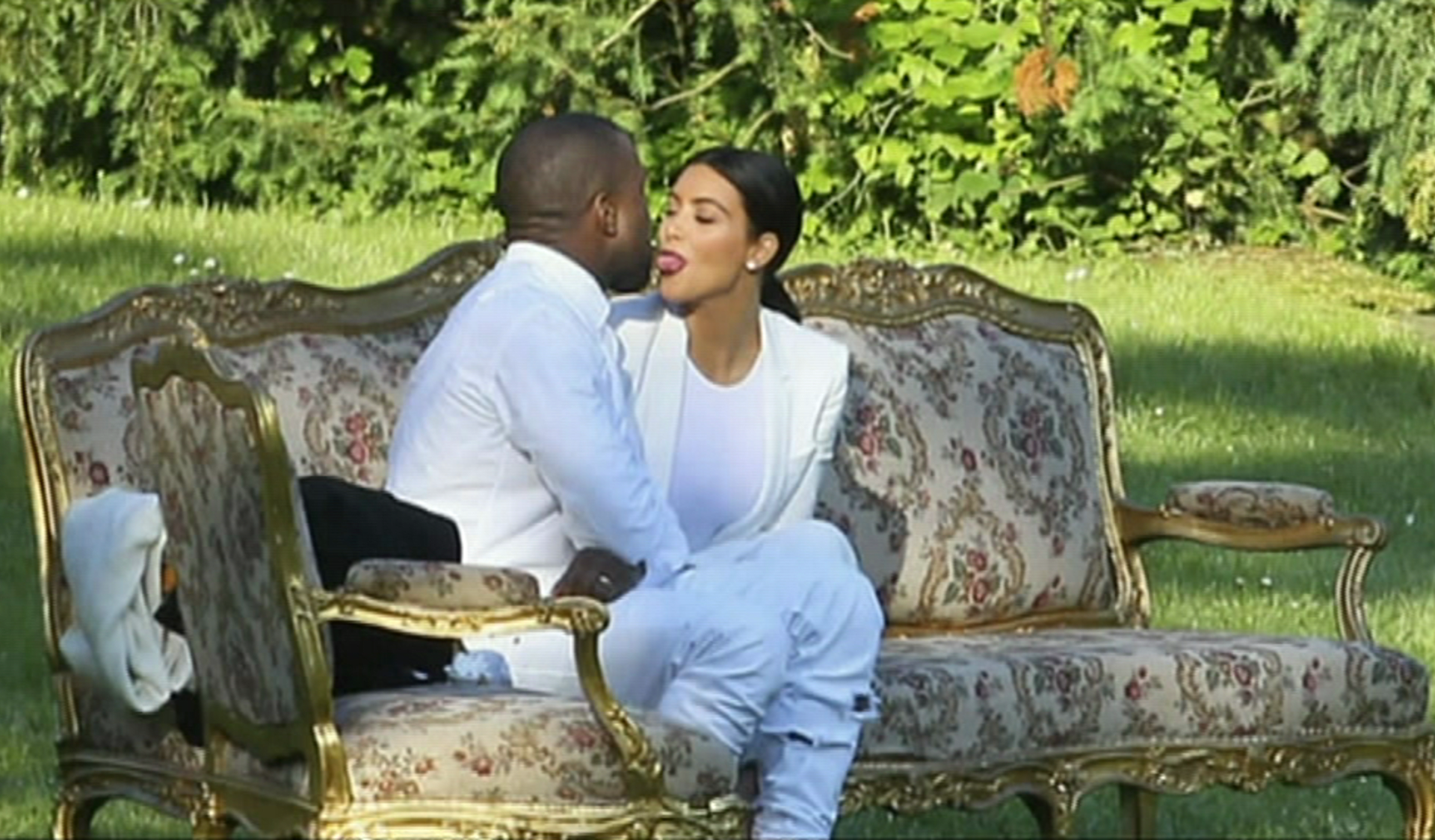 Video VIP zprávy: Žhavá líbačka pod českým nebem - novomanželé Kim a Kanye