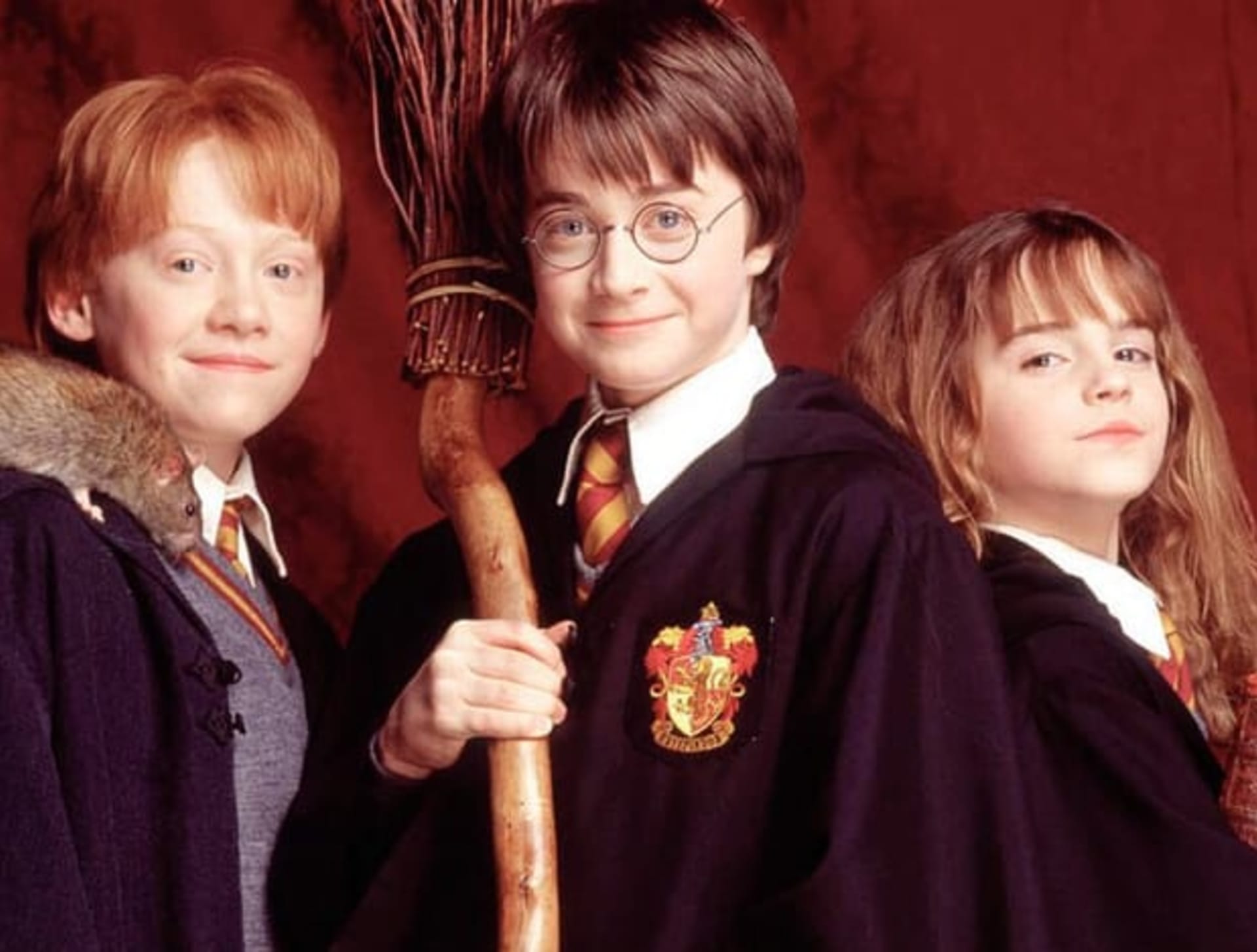 Kniha Harry Potter a Kámen mudrců sice vyšla ve Velké Británii už v roce 1997, pro zbytek světa byl ale objeven až o rok později.