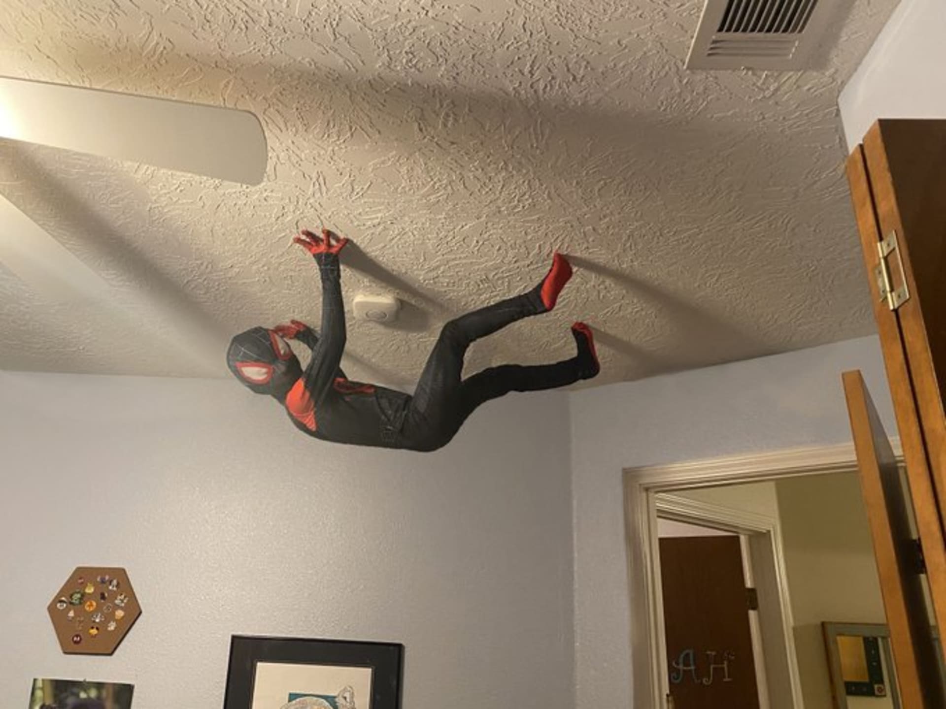 Otec roku vyrobil synovi kostým Spider-Mana 1