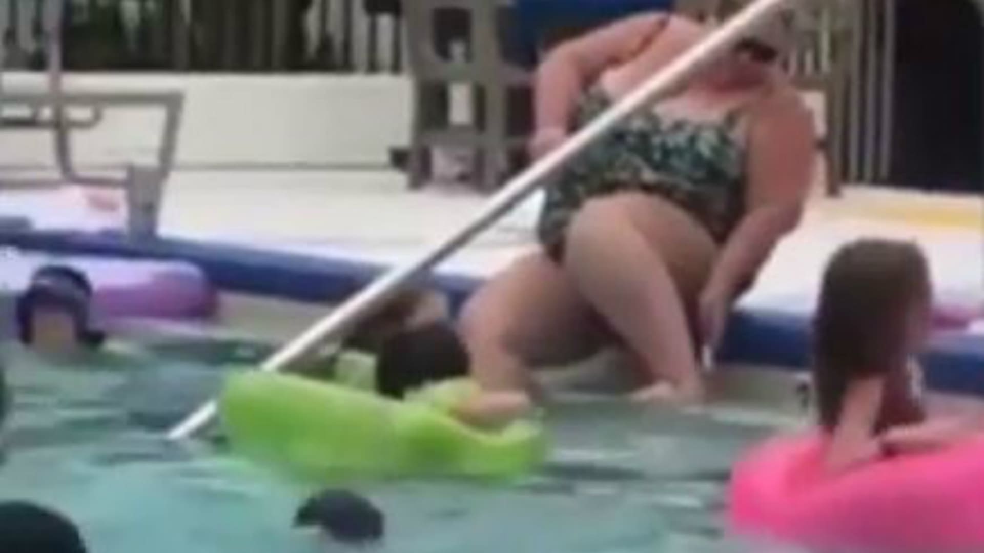 Nechutná žena si holila nohy v bazénu 2