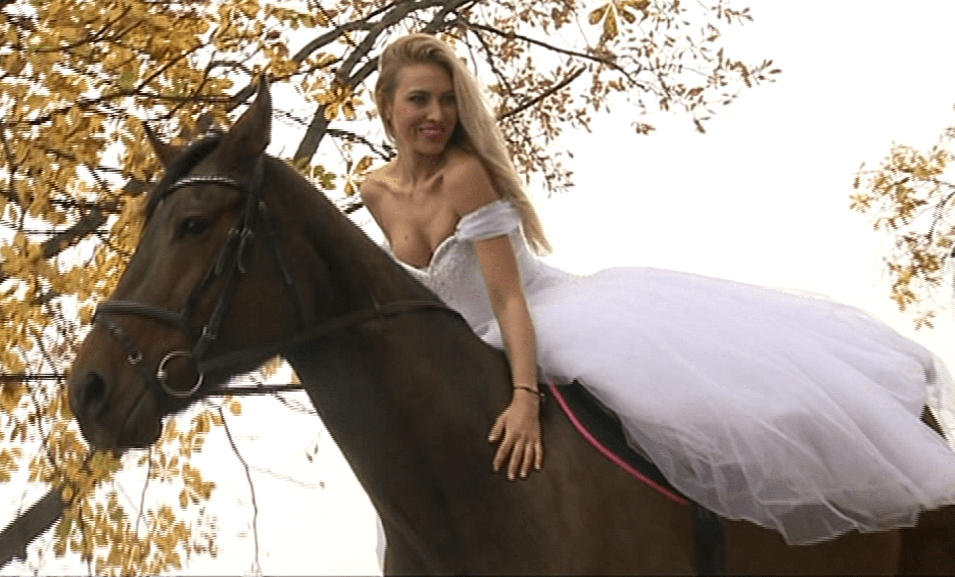 Video VIP zprávy: Modelka Kateřina Průšová při focení spadla z koně