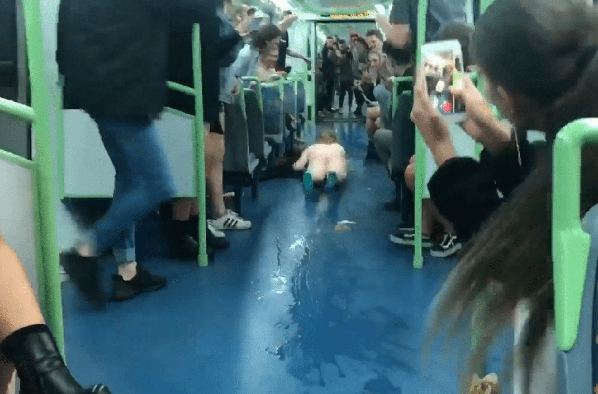 Naháč se klouzal v metru po břiše
