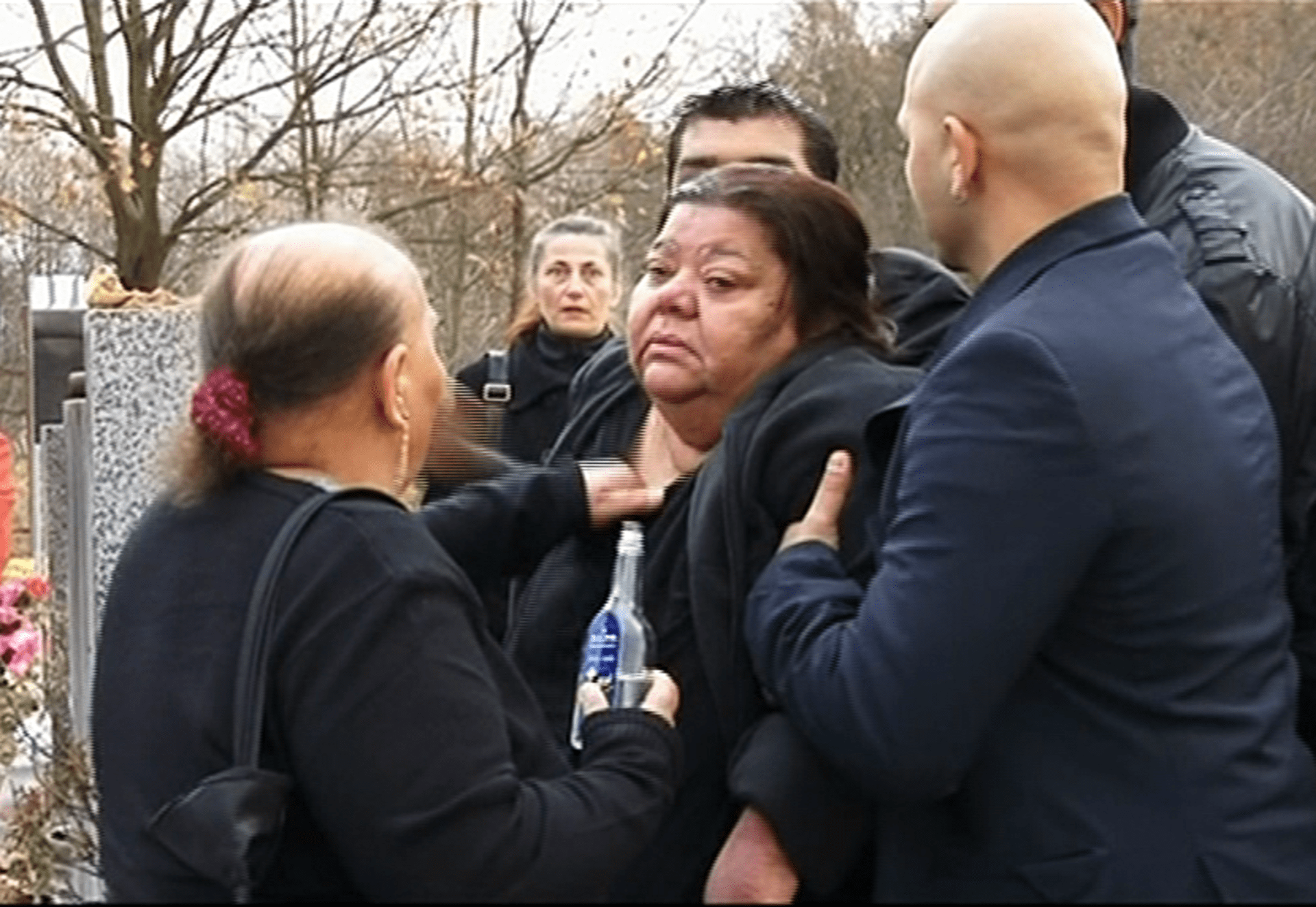 Video VIP zprávy: Zpěvačka Věra Bílá se na pohřbu svého manžela zhroutila