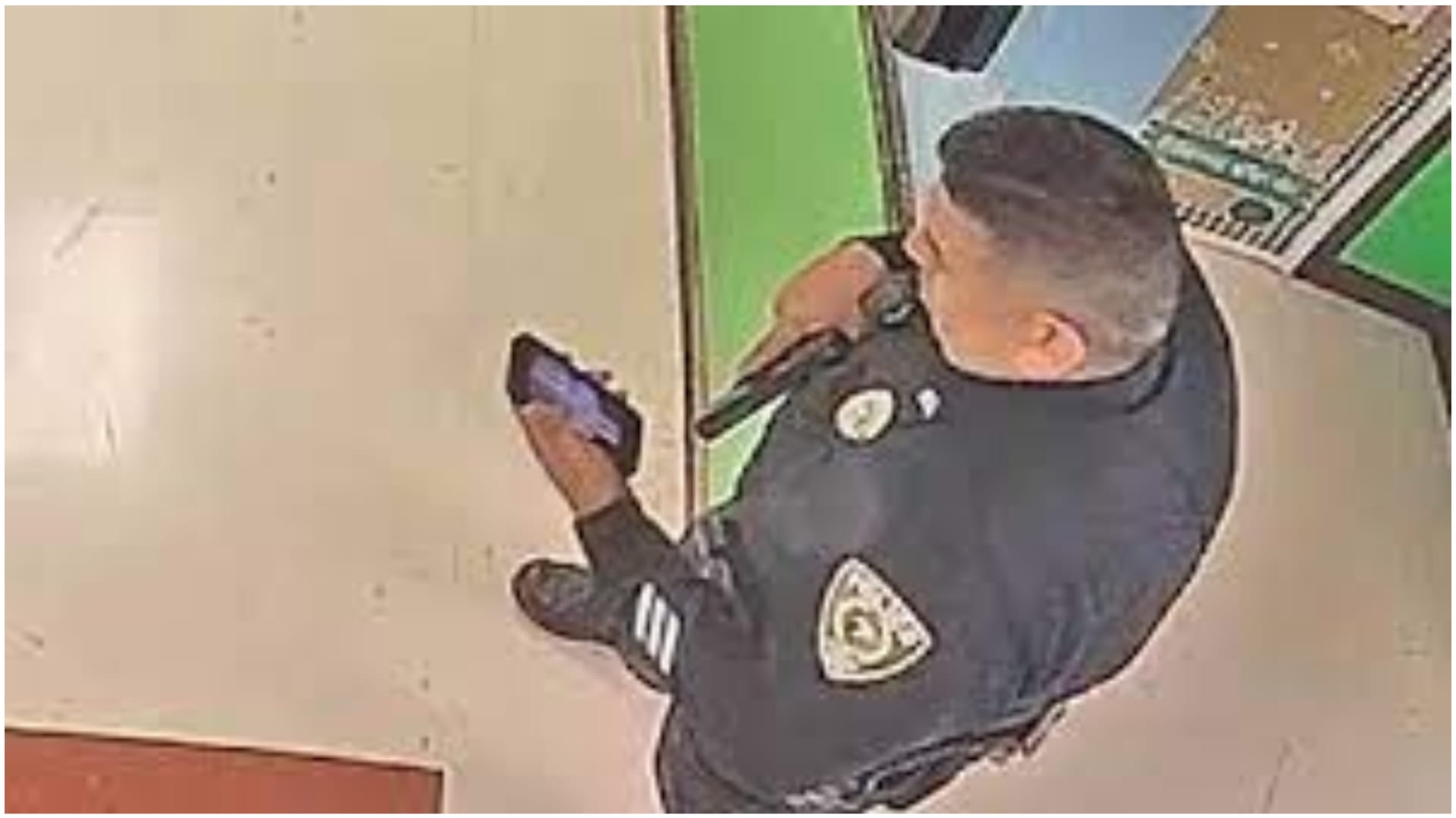 Proč policista držel v ruce telefon při zásahu ve škole? 1