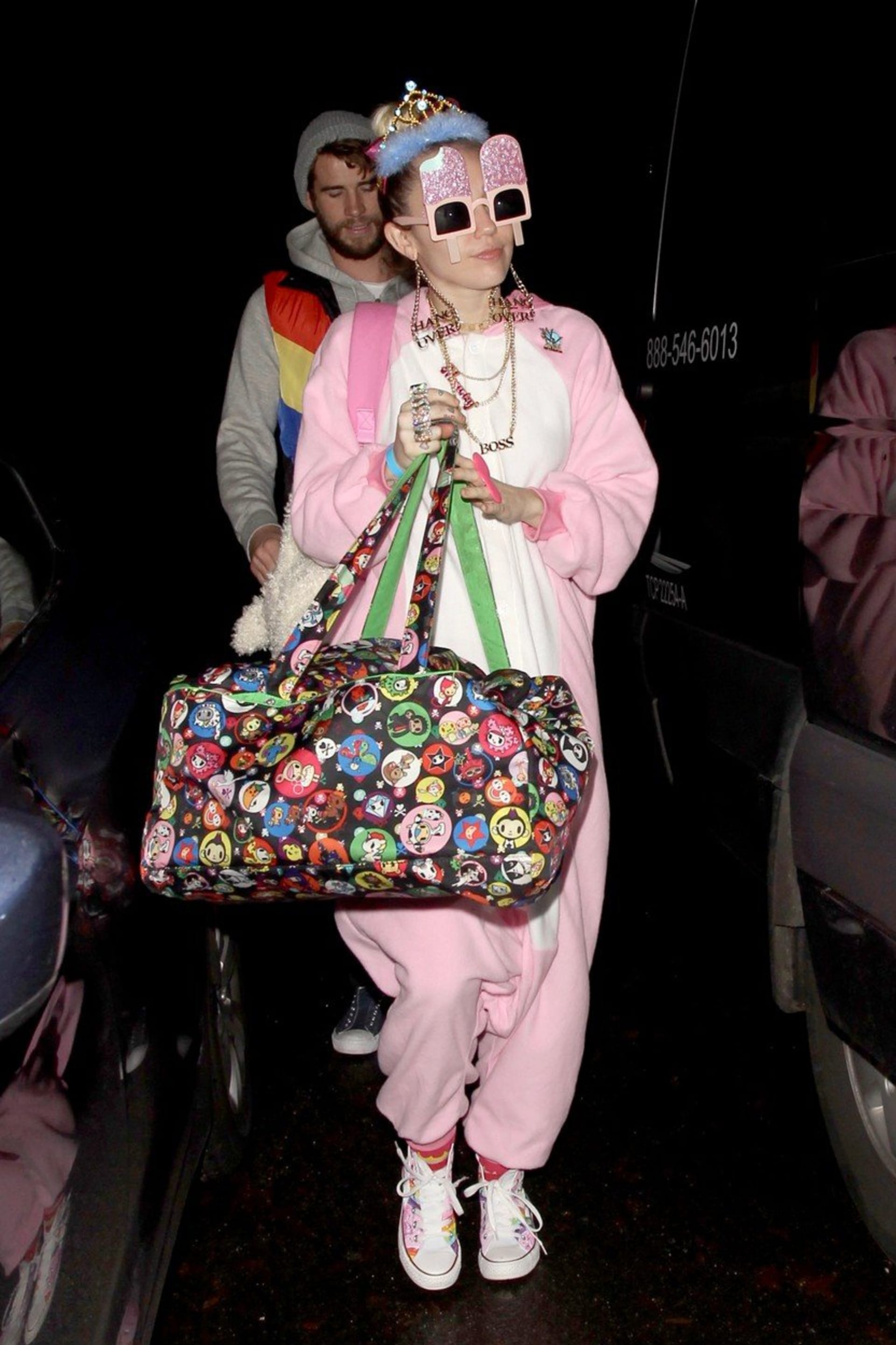 Miley Cyrus jde v bizarním oblečku na oslavu narozenin svého snoubence.
