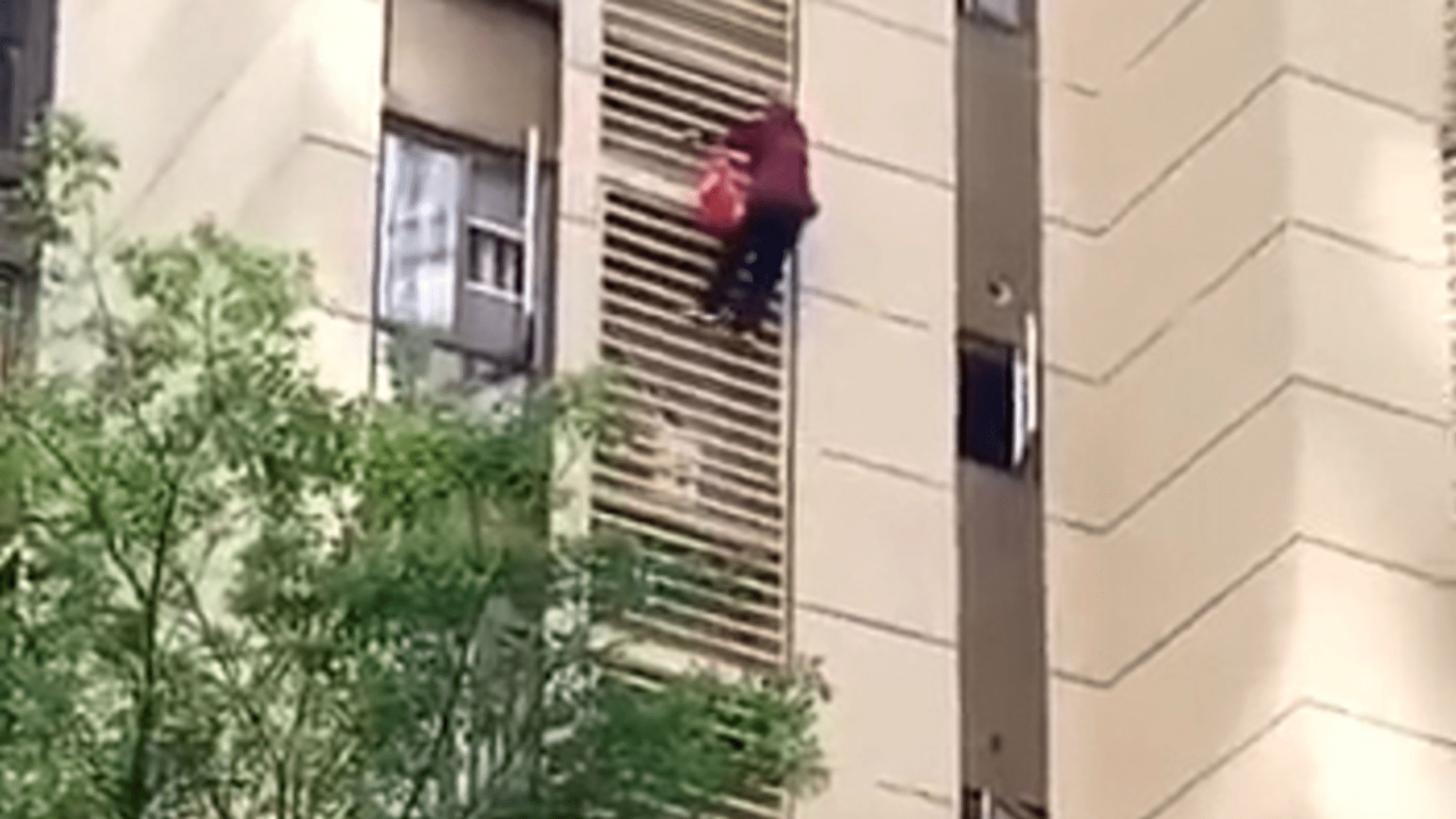 Babička s demencí utekla ze zamčeného bytu po stěně budovy 1