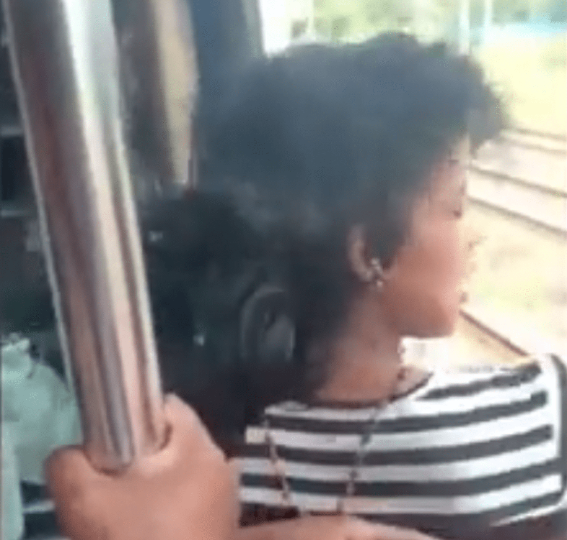 Puberťačka vypadla z jedoucího vlaku