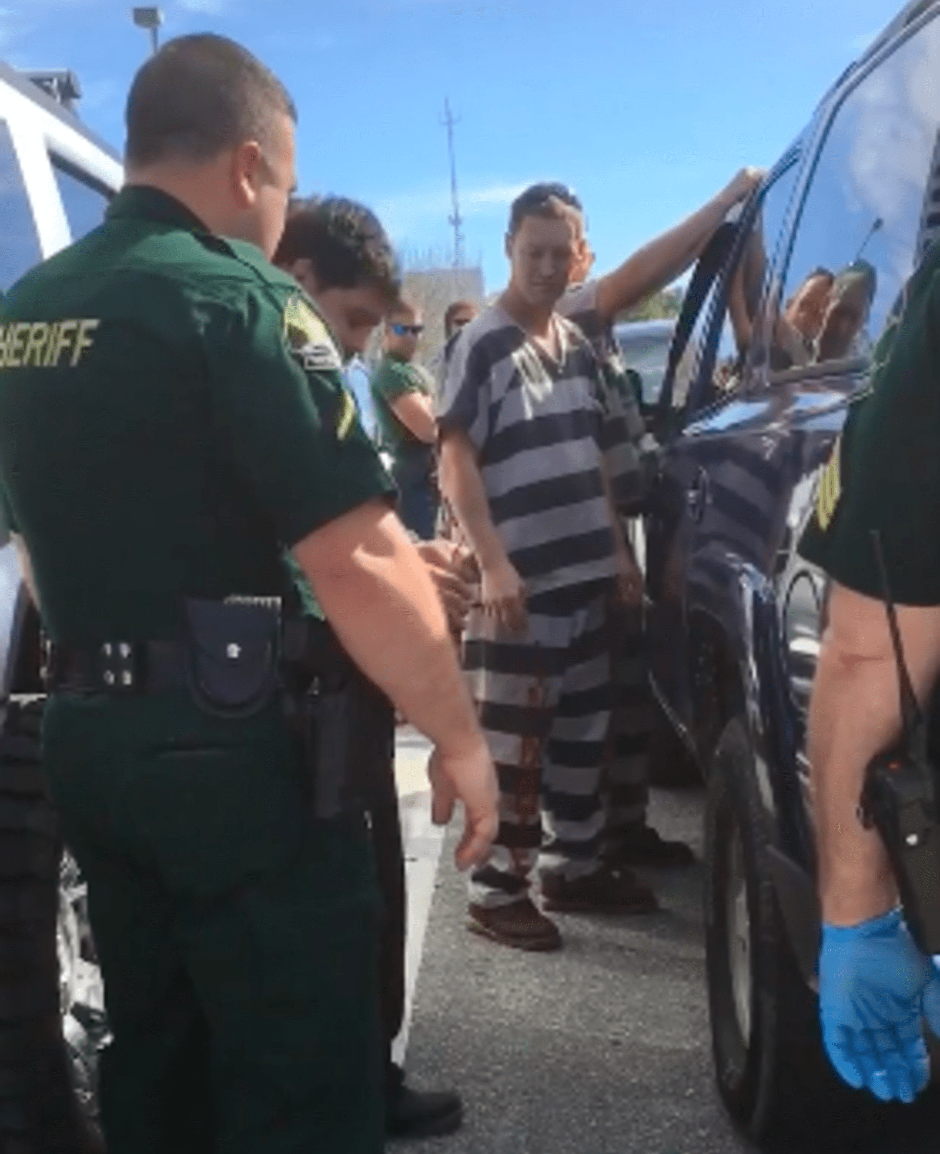 Vězni pomohli vysvobodit dítě ze zamčeného auta 2